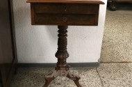 kl. Nähtisch mit Säulenfuß