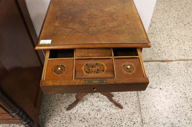 kl. Nähtisch mit Säulenfuß