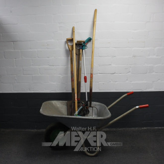 Schubkarre mit div. Gartengeräten: Spaten, Forken, Rasentrimmer