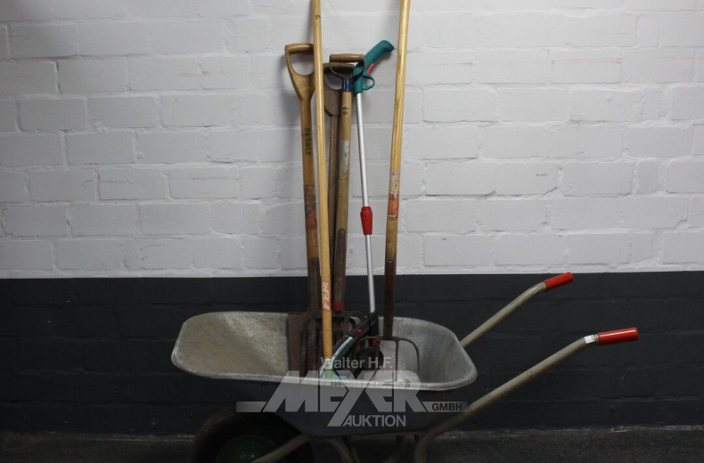 Schubkarre mit div. Gartengeräten: Spaten, Forken, Rasentrimmer
