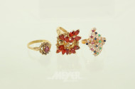 3 versch. Ringe mit kleinen Farbsteinen und Diamant-Imitationen besetzt