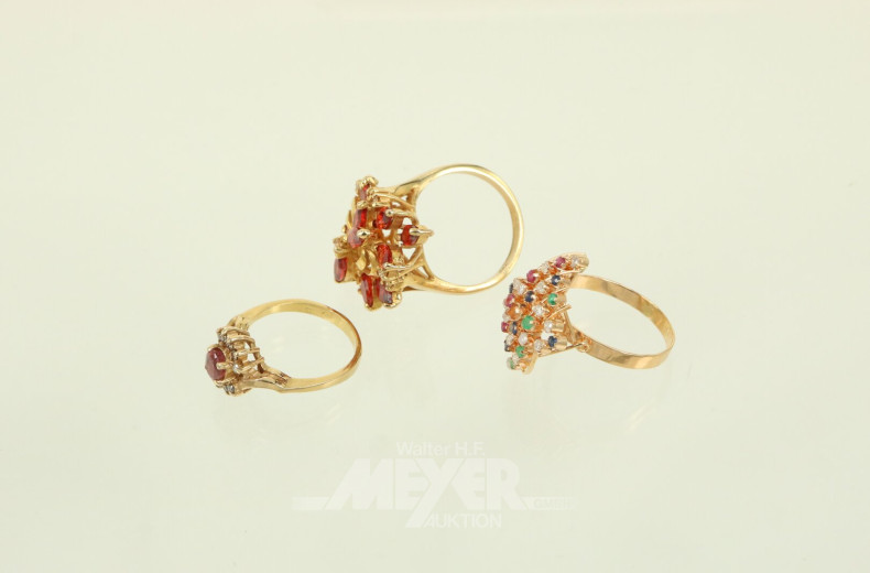 3 versch. Ringe mit kleinen Farbsteinen und Diamant-Imitationen besetzt