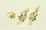 Schmuckgarnitur in 22K GG gestempelt, mit grünen Schmucksteinen und Diamant-Imitationen