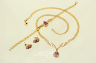 Schmuckgarnitur mit roten Schmucksteinen und Diamant-Imitationen