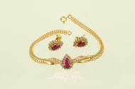 Schmuckgarnitur mit roten Schmucksteinen und Diamant-Imitationen