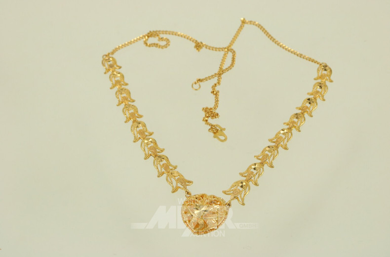 Collier in 916er GG gestempelt, im Vorderteil mit herzförmigem Anhänger