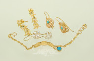 3 versch. Paar Ohrstecker sowie ein zartes oriental. Armband in 18K und 21K GG