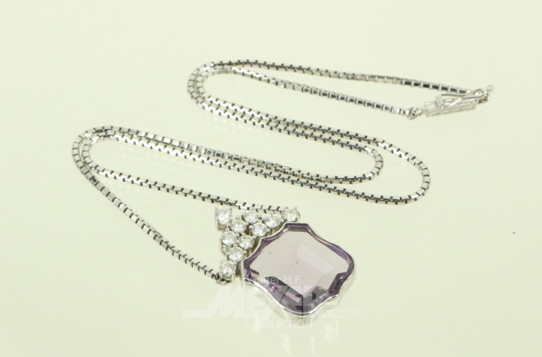 Collier mit 1 Amethyst in Wappenform sowie 10 kl. Brillanten