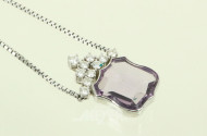 Collier mit 1 Amethyst in Wappenform sowie 10 kl. Brillanten