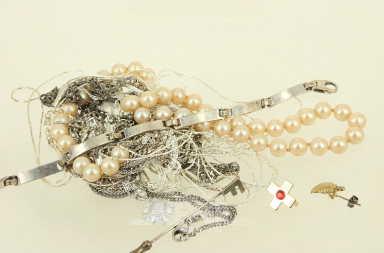 Konvolut Silberketten und -Anhänger im Lackschmuckkästchen