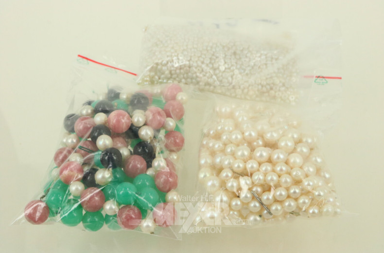 Konvolut Perlen- und Edelsteinstränge in versch. Größen