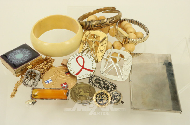 Konvolut Modeschmuck und (Sport-) Abzeichen im roten Schmuckkästchen