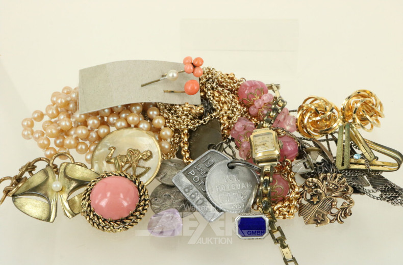 Posten Modeschmuck, u.a. Broschen, Clips, Ketten etc.