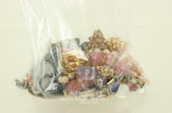 Posten Modeschmuck, u.a. Broschen, Clips, Ketten etc.