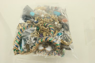 Posten Modeschmuck, best. aus Ketten, Ohrringe, Armbänder, Broschen etc.