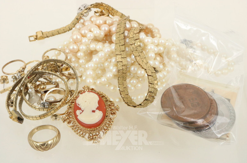Konvolut Modeschmuck, u.a. Ringe Kette, Armband, Medaillen etc.