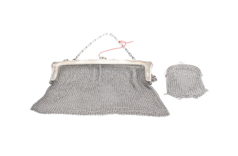 2 Damen-Kettentaschen in Silber