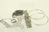 Posten Silberschmuck, u.a. Armreifen, Armbänder