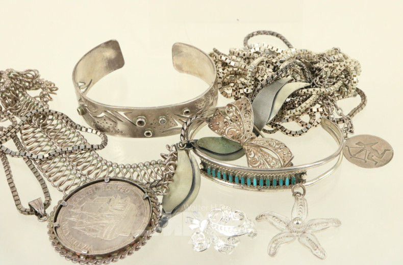 Posten Silberschmuck, u.a. Anhänger, Armreifen, Ketten