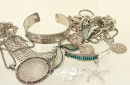 Posten Silberschmuck, u.a. Anhänger, Armreifen, Ketten