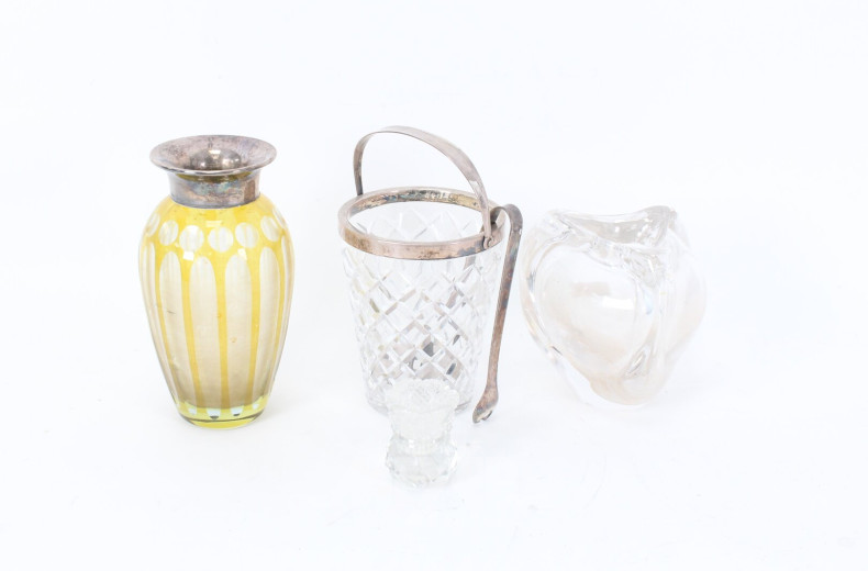 3 versch. Kristallvasen sowie 1 Glas-Eiswürfeleimer