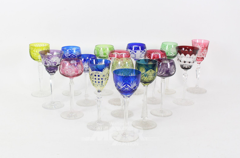 17 versch. farbige Römer-Kristallgläser