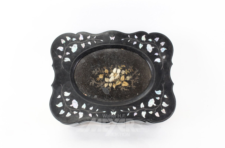 Konvolut Dekorationen in antiker Holzschatulle mit Stickerei und Intarsien, enthält: