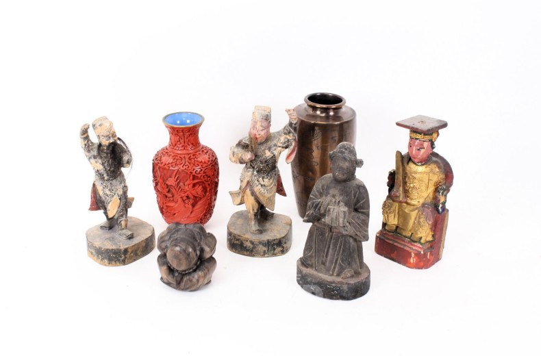 7 asiatische Dekorations-Objekte, best. aus: 5 Holzschnitzfiguren und 2 Metall-Vasen