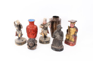 7 asiatische Dekorations-Objekte, best. aus: 5 Holzschnitzfiguren und 2 Metall-Vasen