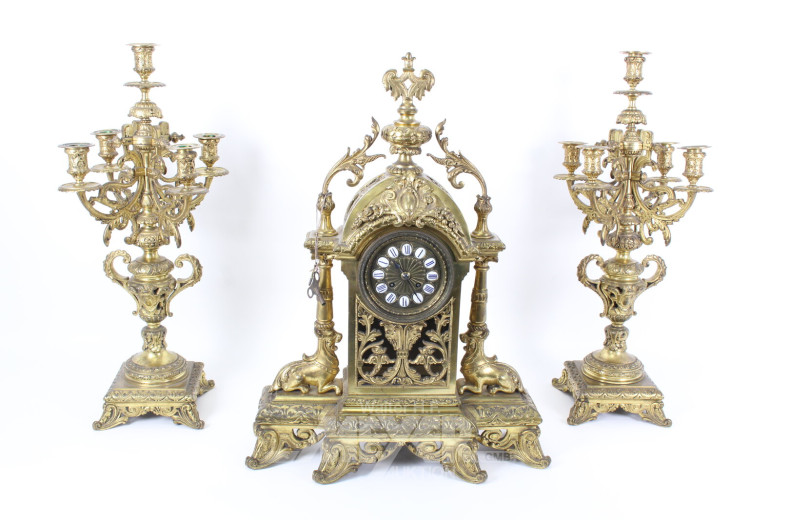 Prunk-Kaminuhr, feuervergoldet mit Paar 5-flammingen Kerzenleuchter