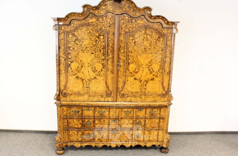 Holländischer Schrank mit Obstholzintarsien