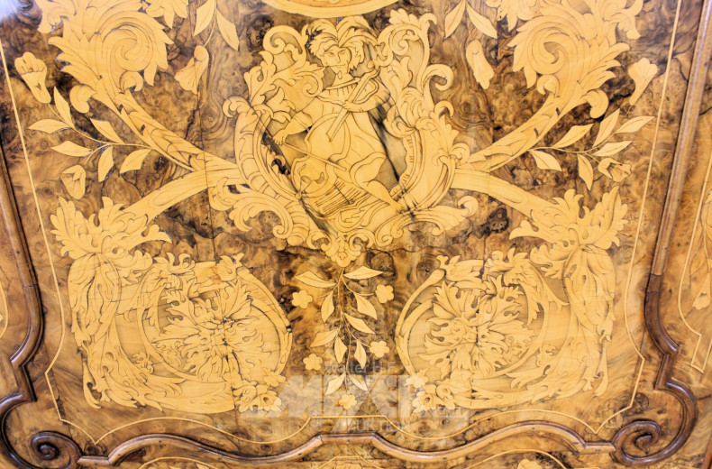 Holländischer Schrank mit Obstholzintarsien