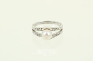 Ring mit Perle und kl. Brillanten