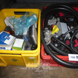 2 Kunststoffsatten mit Inhalt. Fahrzeug- und LKW-Zubehör