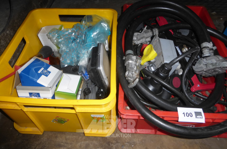 2 Kunststoffsatten mit Inhalt. Fahrzeug- und LKW-Zubehör