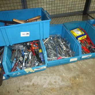 6 Kunststoffsatten mit Inhalt. Hand- und Montagewerkzeug