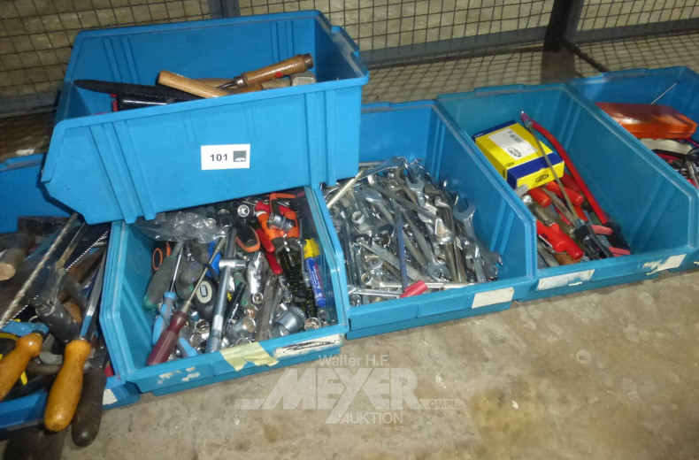 6 Kunststoffsatten mit Inhalt. Hand- und Montagewerkzeug