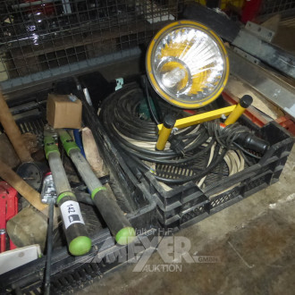 3 Kunststoffsatten mit Inhalt: Werkzeug und Zubehör