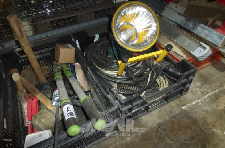 3 Kunststoffsatten mit Inhalt: Werkzeug und Zubehör