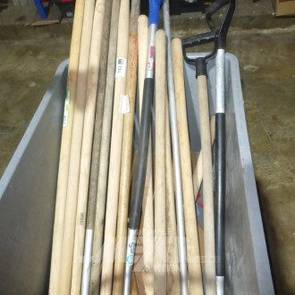 Posten Schaufeln, Besenstiele, Stiele für Äxte und Spitzhacken