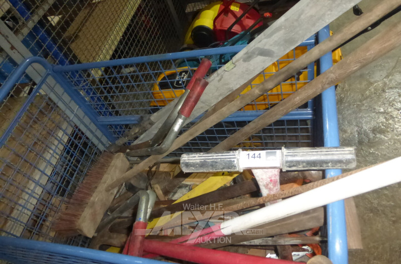 Posten Besen, Spaten, Schaufeln, Zurrgurte, Wasserwaagen, Richtscheit