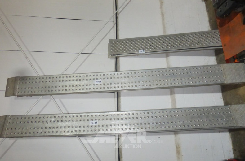 2 Aluminium-Auffahrrampen, ca. 2,50 m.