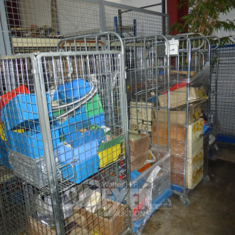 4 Gitterrungen-Rollwagen mit Inhalt: