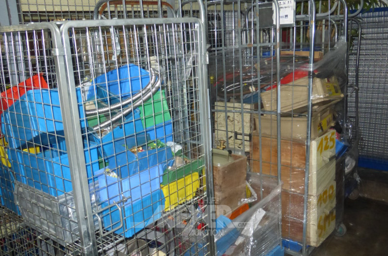 4 Gitterrungen-Rollwagen mit Inhalt: