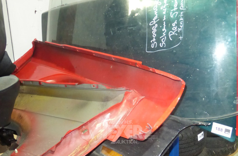 Posten Karosserieteile, u.a. Windschutzscheibe, 2 x Kotflügel rot / schwarz, Heckdeckel