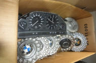 12 Kartons mit Inhalt: div. BMW-Teile, u.a. Tachoinstrumente, Felgendeckel, Rückleuchten, Scheinwerfer, Kühler, Lichttechnik, Lenkräder etc.