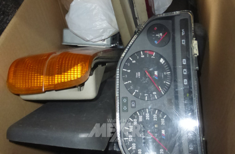 12 Kartons mit Inhalt: div. BMW-Teile, u.a. Tachoinstrumente, Felgendeckel, Rückleuchten, Scheinwerfer, Kühler, Lichttechnik, Lenkräder etc.