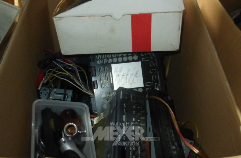 12 Kartons mit Inhalt: div. BMW-Teile, u.a. Tachoinstrumente, Felgendeckel, Rückleuchten, Scheinwerfer, Kühler, Lichttechnik, Lenkräder etc.