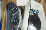 12 Kartons mit Inhalt: div. BMW-Teile, u.a. Tachoinstrumente, Felgendeckel, Rückleuchten, Scheinwerfer, Kühler, Lichttechnik, Lenkräder etc.
