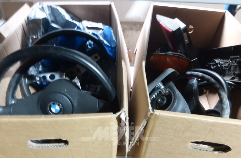 12 Kartons mit Inhalt: div. BMW-Teile, u.a. Tachoinstrumente, Felgendeckel, Rückleuchten, Scheinwerfer, Kühler, Lichttechnik, Lenkräder etc.